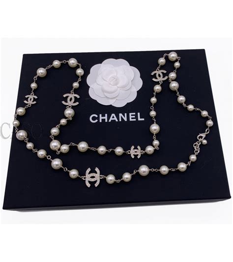 collana modello chanel con perle e fiori|gioielleria Chanel.